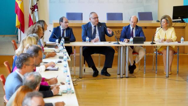 El consejero de Sanidad, Alejandro Vázquez, se reúne con los gerentes de los Complejos Hospitalarios de Castilla y León