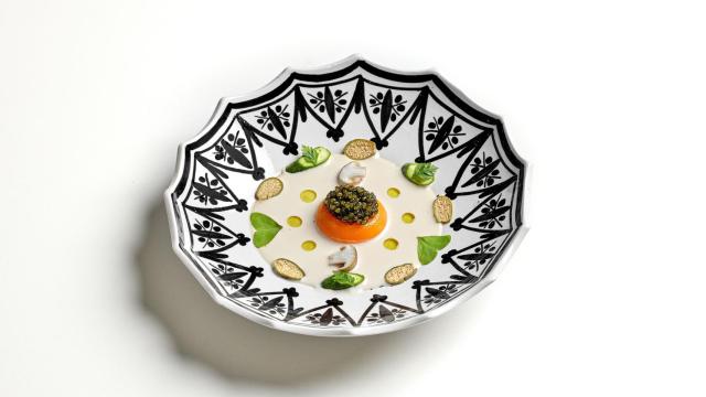 Cuajada de Khan, yema de huevo de campo, caviar, chile habanero y alcaparrón