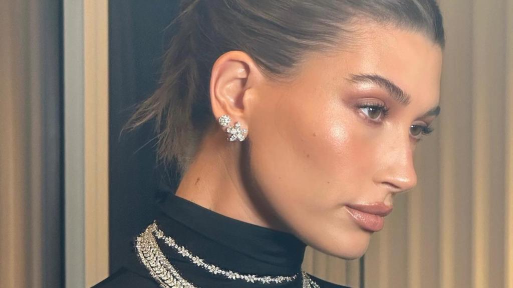 Hailey Bieber con un maquillaje efecto 'natural glow'.