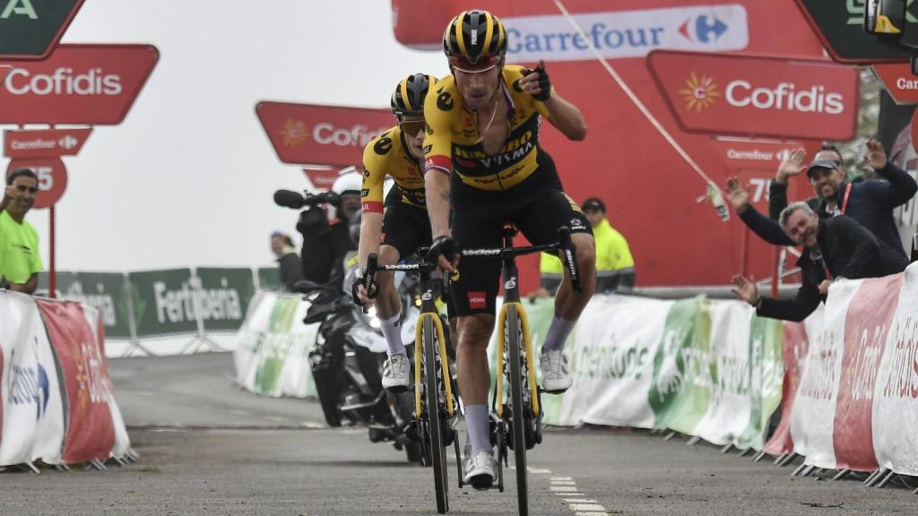 Roglic vence en la cima del Angliru y lidera el triplete del Jumbo Visma en la decimoséptima etapa.