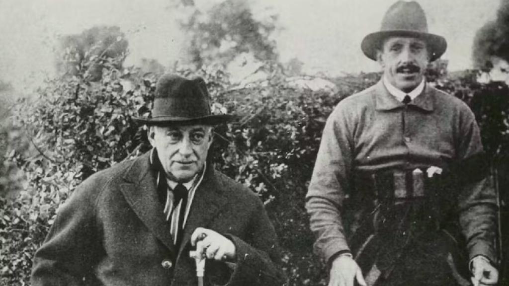 Miguel Primo de Rivera y Alfonso XIII en un momento de descanso en una cacería, del 5 de enero de 1930, en El Escorial.