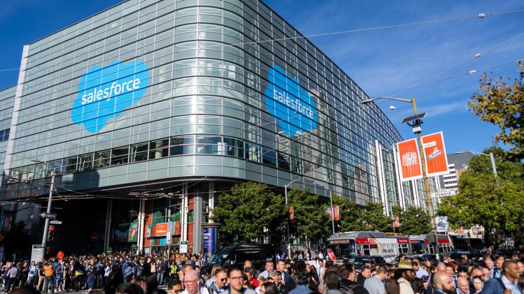 Un edificio con el logo de Salesforce.