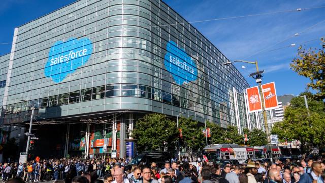 Un edificio con el logo de Salesforce.