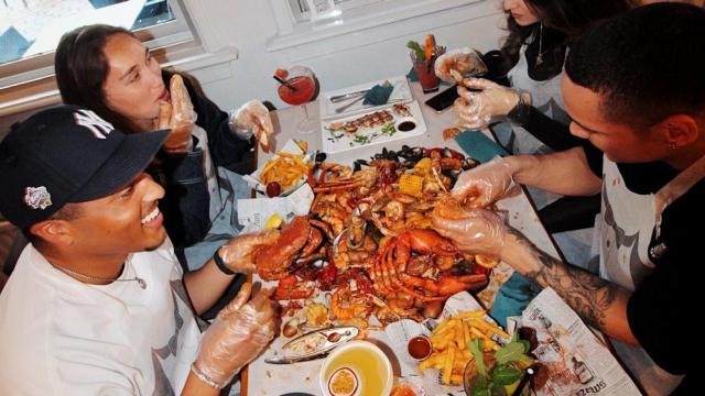 Conoce el restaurante de Madrid en el que puedes comer montañas de marisco a partir de 20 euros.