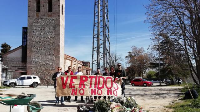 Los vecinos de Carabanchel frente a la ermita.