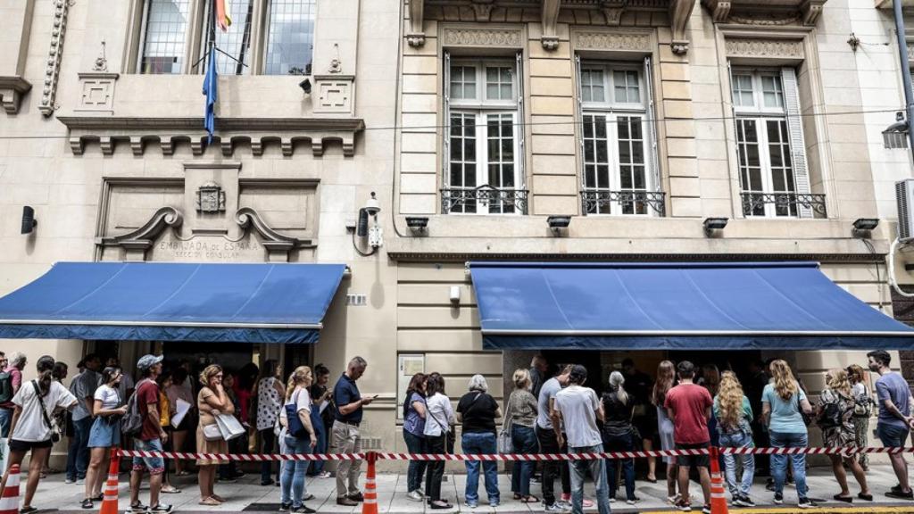 Personas hacen fila frente al consulado español, el 23 de febrero de 2023 en Buenos Aires (Argentina).
