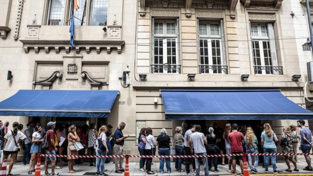 Personas hacen fila frente al consulado español, el 23 de febrero de 2023 en Buenos Aires (Argentina).