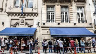Personas hacen fila frente al consulado español, el 23 de febrero de 2023 en Buenos Aires (Argentina).