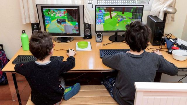 Niños jugando usando el Internet.