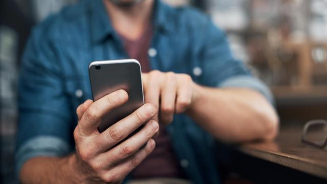 Un hombre con un teléfono móvil.