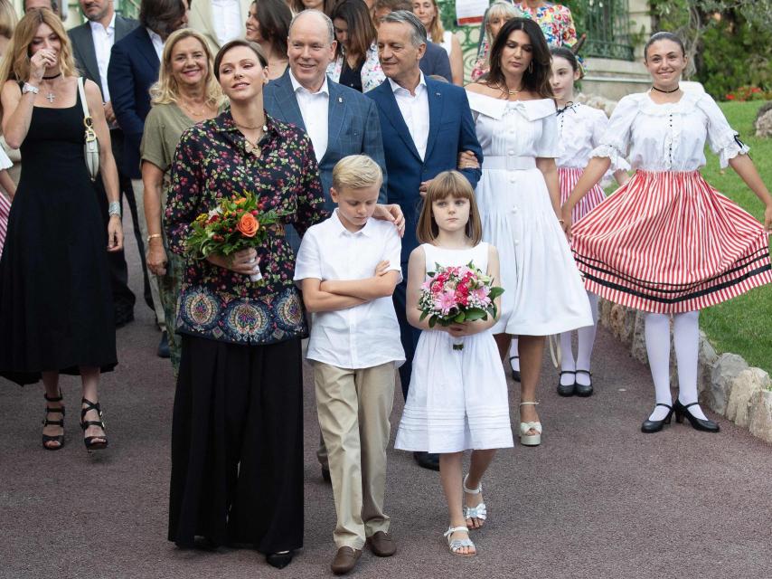 La princesa, con pantalones de Etro, junto a su marido y sus hijos.
