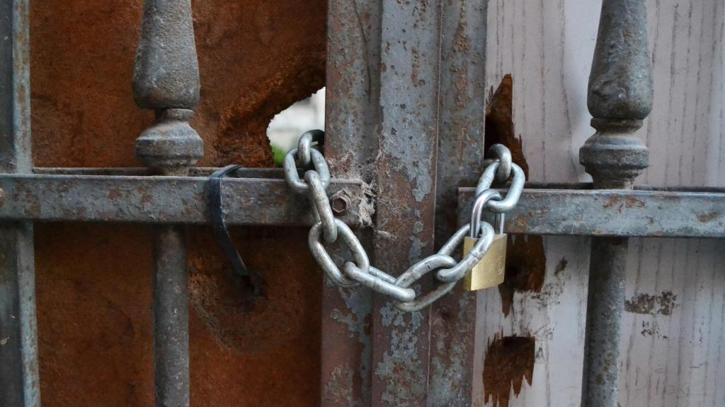 El candado que está presente en la puerta de calle Expósitos