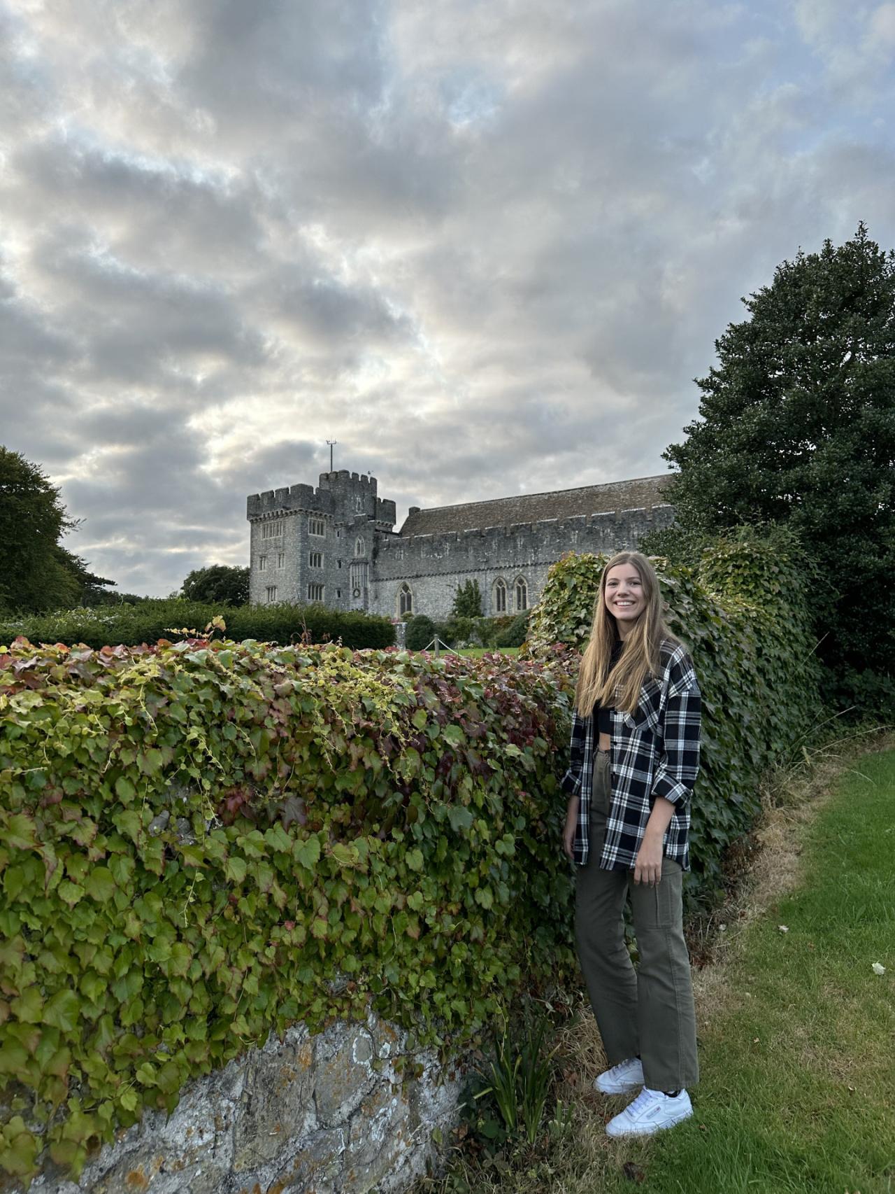 La infanta, a su llegada al castillo St Donat's.