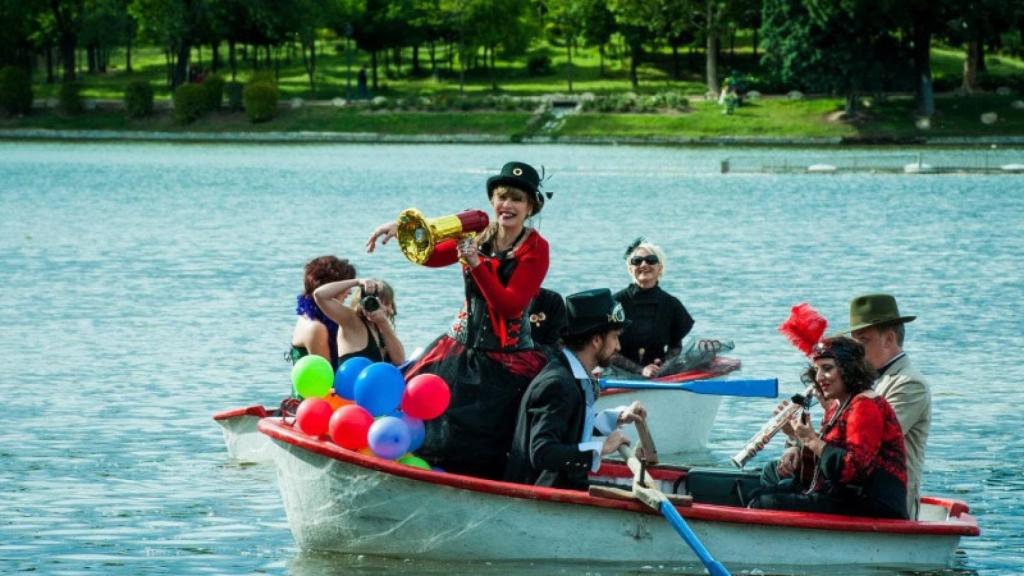 Artistas en una de las barcas en el estanque del Parque de El Retiro.