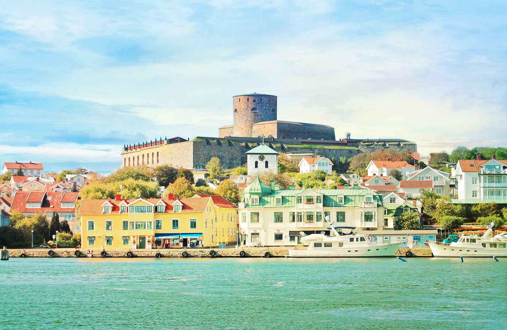 Vista de Marstrand, con la fortaleza de Carlstens al fondo.