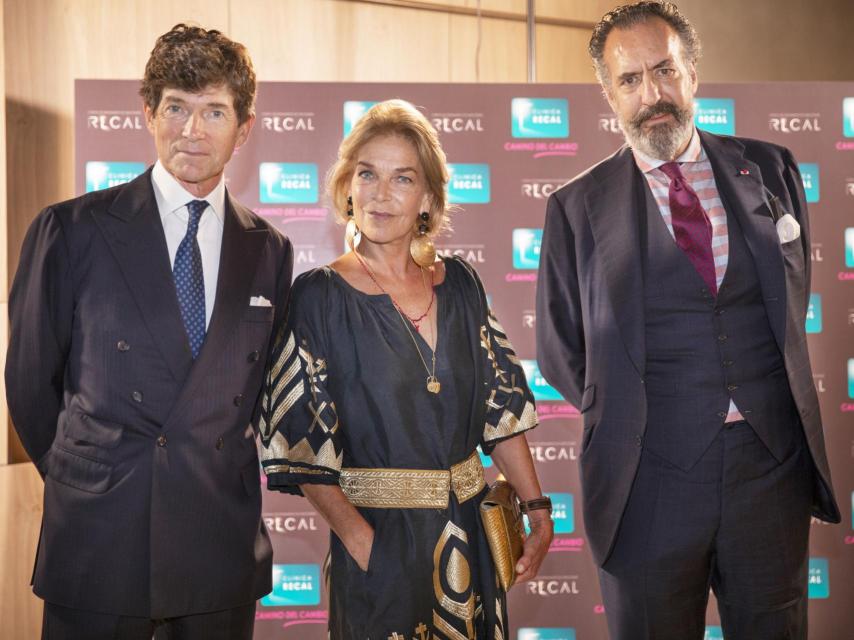 Maximiliano, junto a su hermana, Sofía de Habsburgo, y Jaime Marichalar.