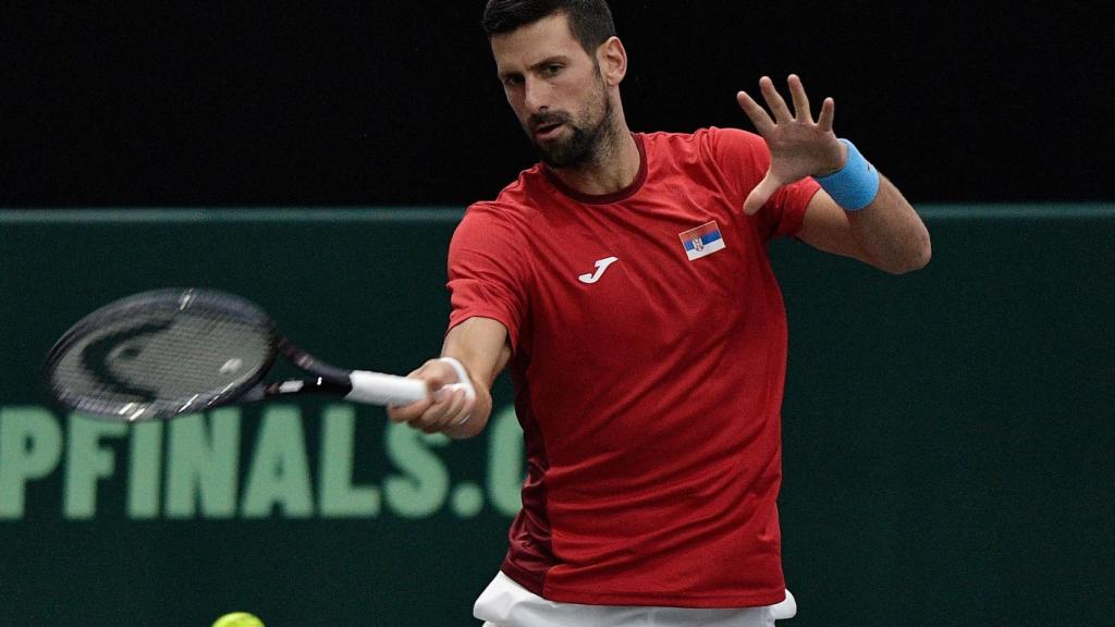 Djokovic durante un partido de la eliminatoria luciendo los colores de Serbia.
