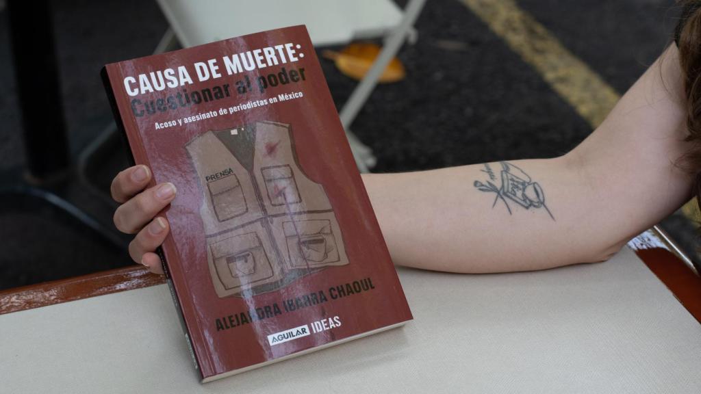 La escritora sostiene el libro recientemente publicado