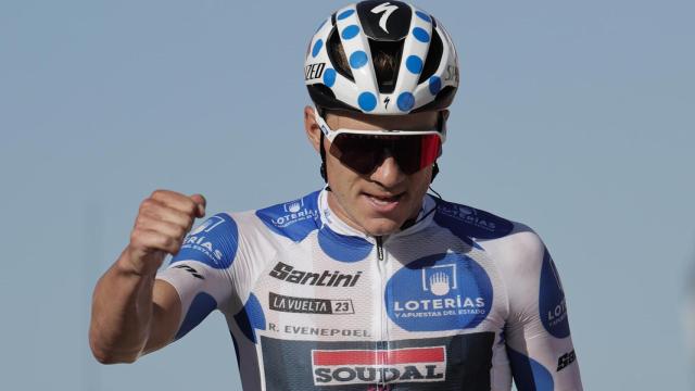 Remco Evenepoel celebra su victoria en La Cruz de Linares en la 18ª etapa de la Vuelta a España.