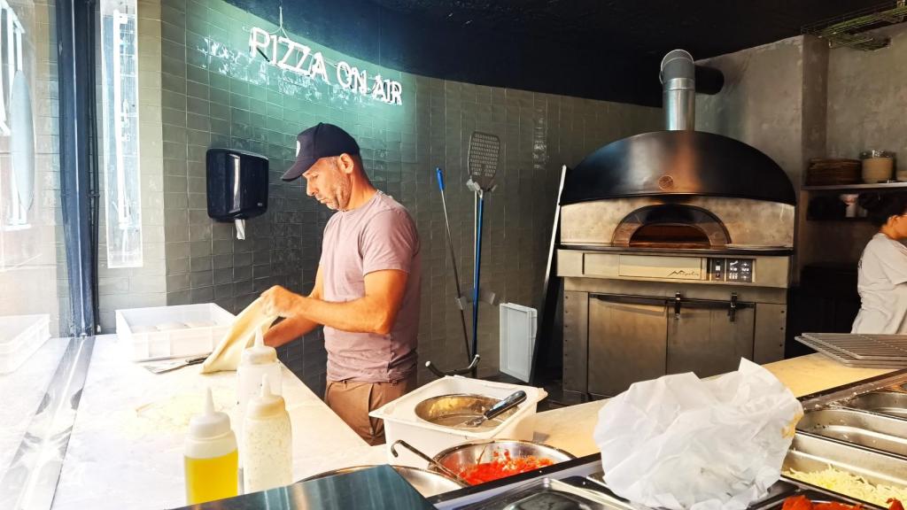 Gonzalo Infante prepara la masa de la pizza en Infraganti Alicante.