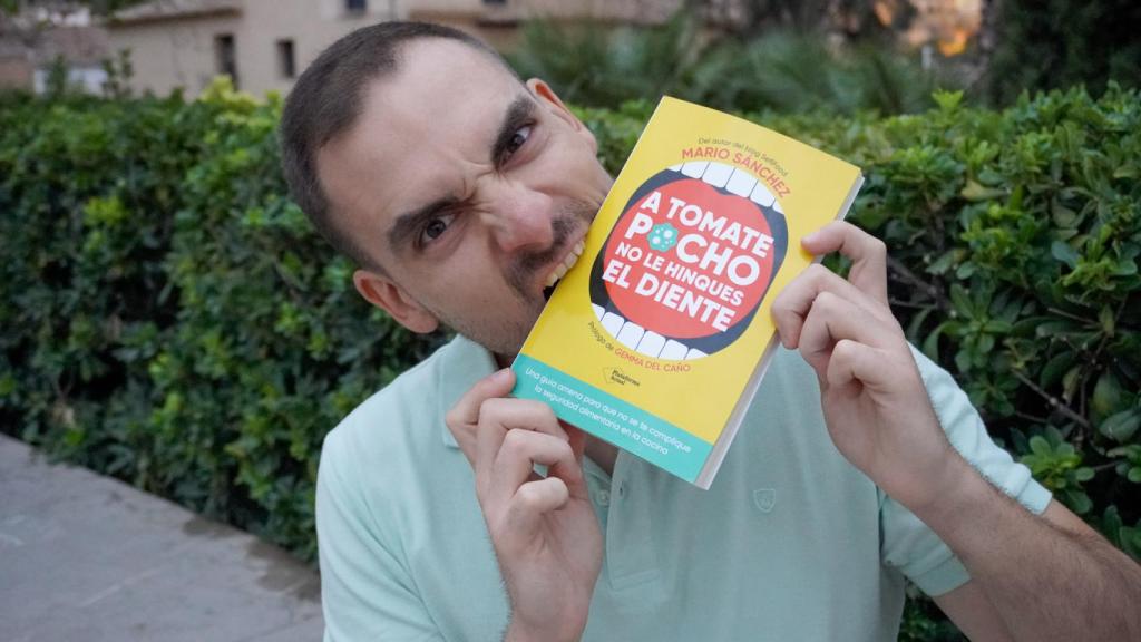 Mario Sánchez no le hinca el diente a un tomate pocho pero sí a su propio libro.