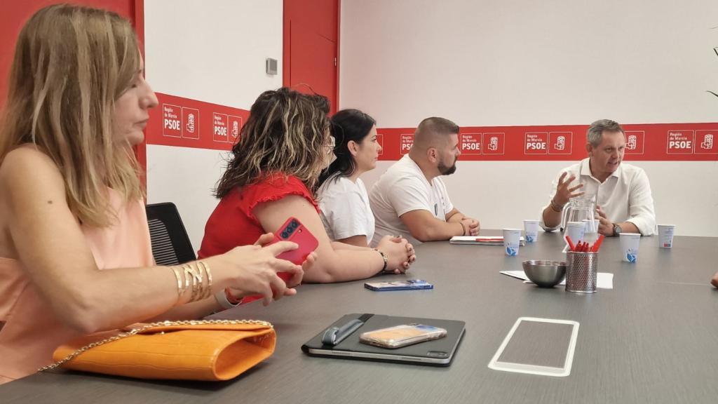 Los hermanos de Sara siguen con atención las explicaciones que les ha ofrecido el ministro (c) este jueves.