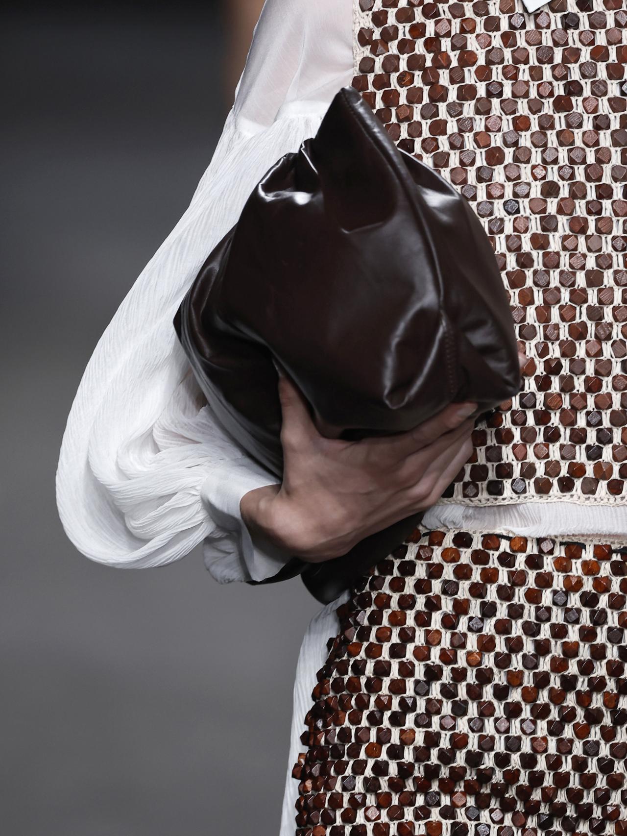Bolso cartera en el desfile de Simorra.