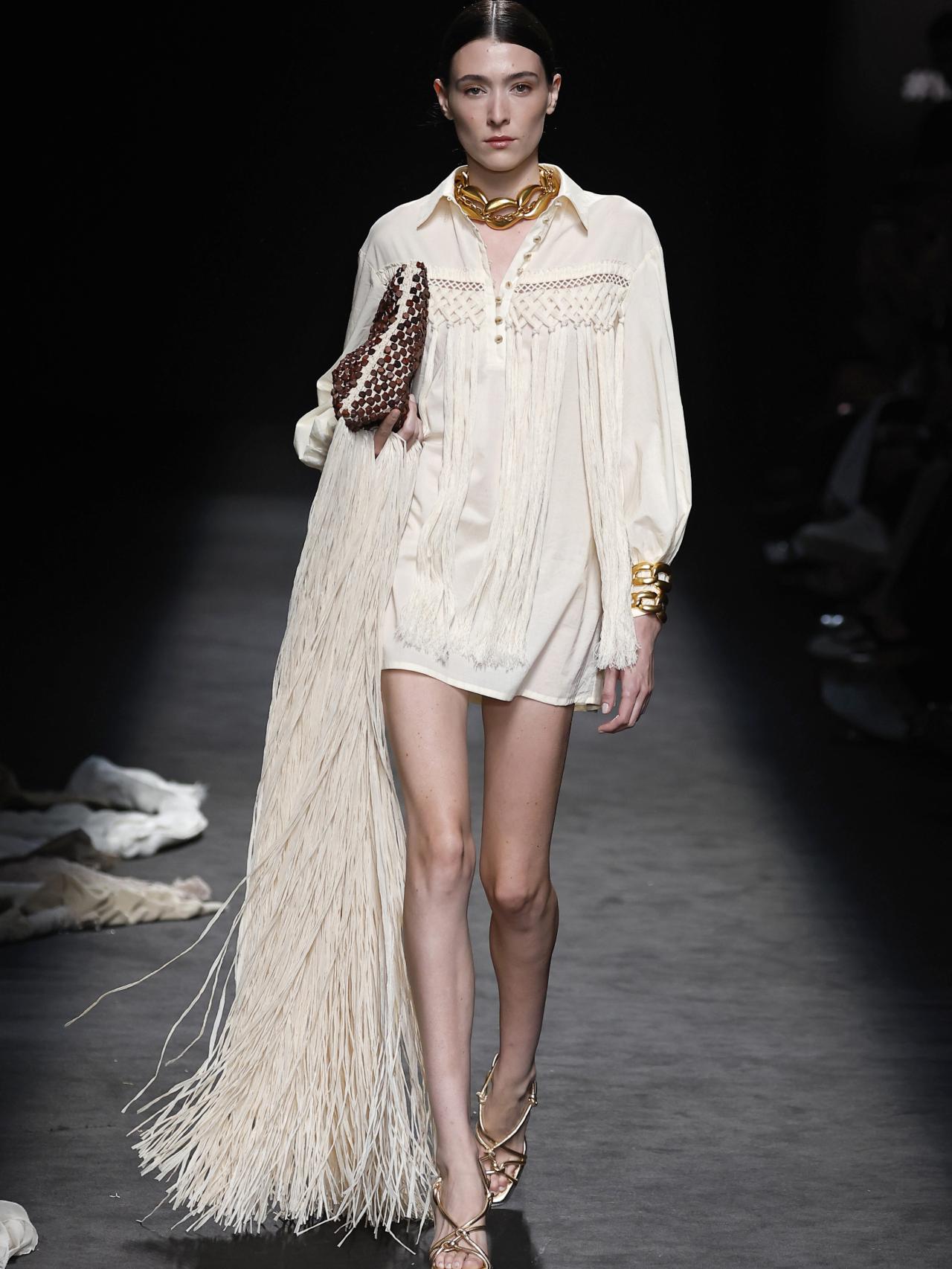 Modelo con el bolso cartera con flecos.