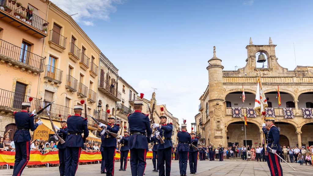 Isa Vicente / ICAL . Pasacalles de la Sección de Movimientos Floreados y la Unidad de Música de la Guardia Real en Ciudad Rodrigo