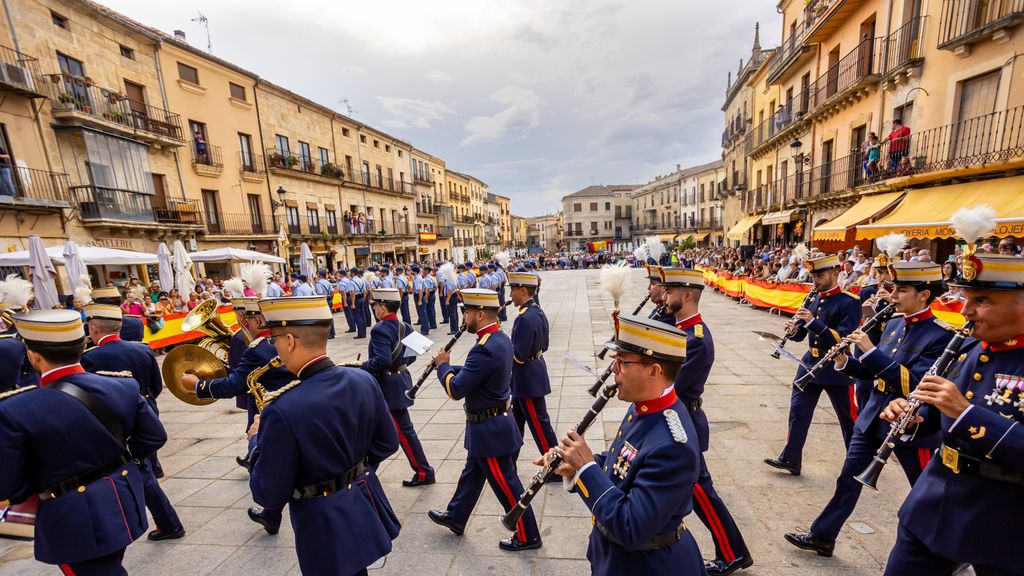 Pasacalles de la Sección de Movimientos Floreados y la Unidad de Música de la Guardia Real en Ciudad Rodrigo