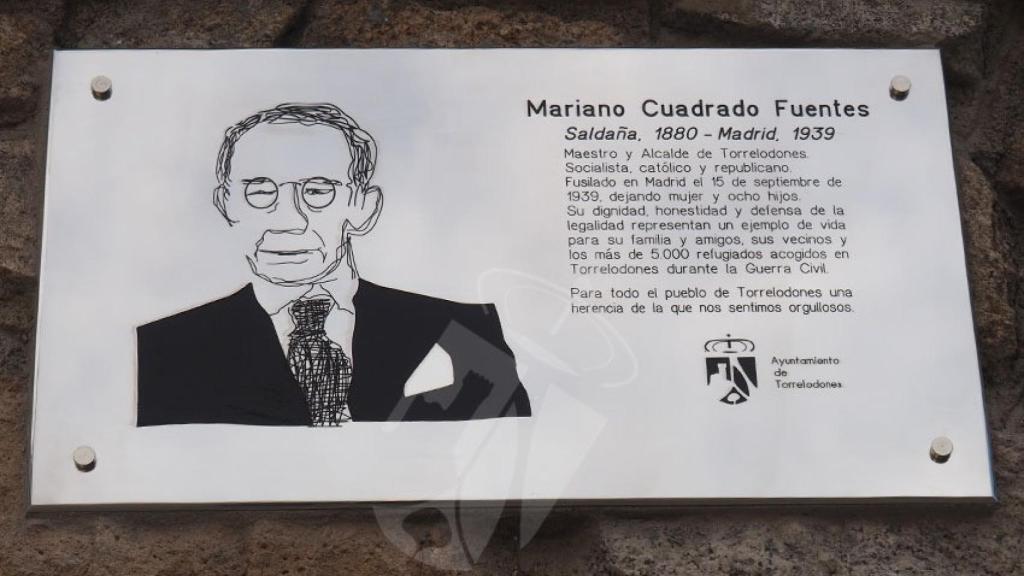 Placa en homenaje de Mariano Cuadrado, en la plaza de Torrelodones que lleva su nombre.