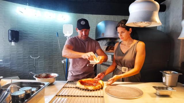 Gonzalo Infante y Raquel Perramón, en su pizzería Infraganti de Alicante.