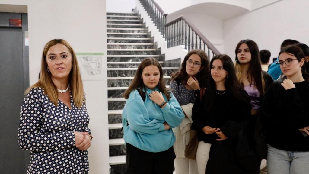 La delegada del Gobierno en Castilla y León, Virginia Barcones, con unos estudiantes de la USAL
