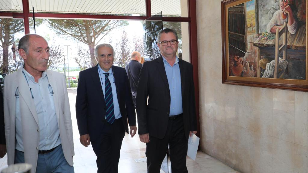 El consejero de Agricultura, Gerardo Dueñas, a su llegada al congreso 'El futuro del cereal', en la localidad palentina de Magaz de Pisuerga, este jueves.