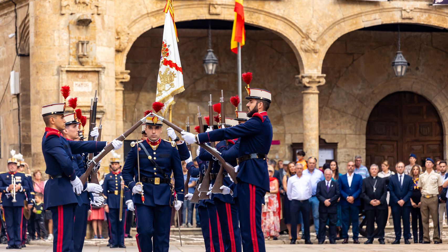 Pasacalles de la Sección de Movimientos Floreados y la Unidad de Música de la Guardia Real en Ciudad Rodrigo