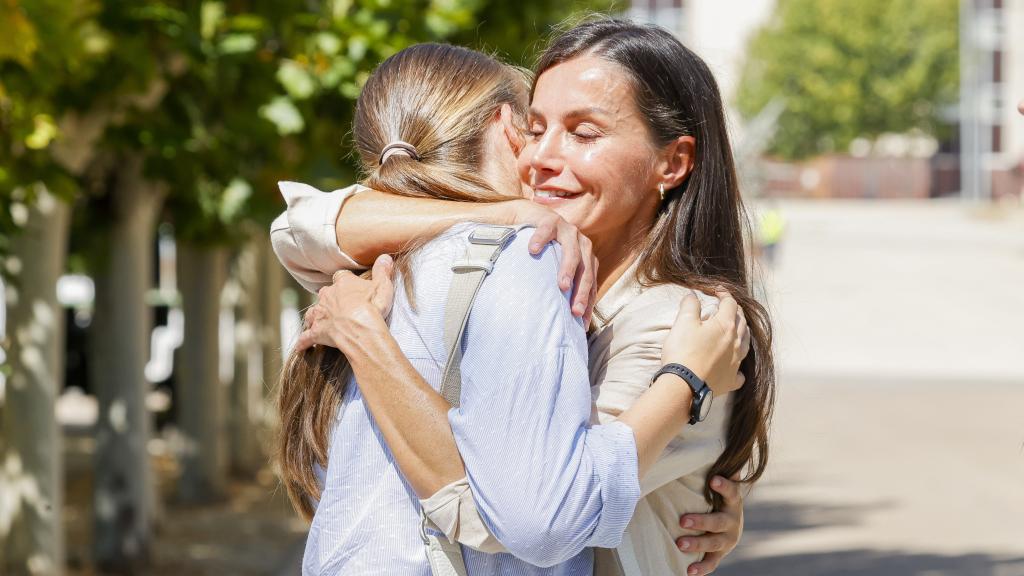 Letizia, muy cariñosa con Leonor, el día que ingresaba en la Academia Militar de Zaragoza.