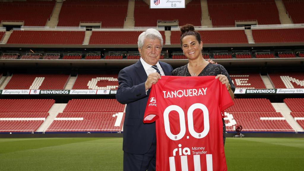 Cerezo, presidente del Atlético, y Mejía-Melgar, directora de marketing de Diageo de Europa Sur, con el dorsal 0,0