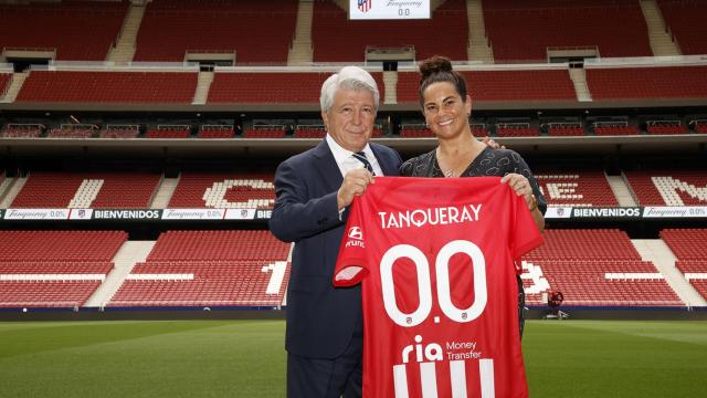 Cerezo, presidente del Atlético, y Mejía-Melgar, directora de marketing de Diageo de Europa Sur, con el dorsal 0,0