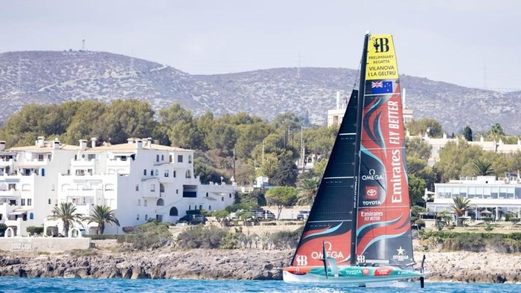 El AC40 del equipo Defensor de la America's Cup, Emirates Team New Zealand, en acción frente a la costa del Garraf.