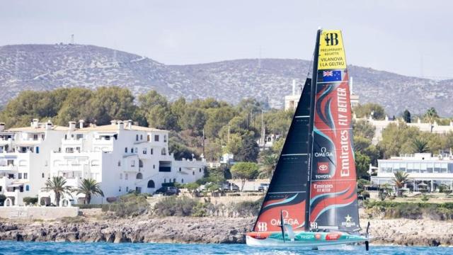 El AC40 del equipo Defensor de la America's Cup, Emirates Team New Zealand, en acción frente a la costa del Garraf.