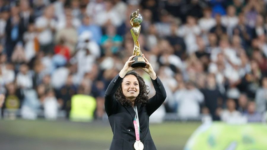 Ivana Andrés, en el Estadio Santiago Bernabéu con el trofeo de campeona del mundo.