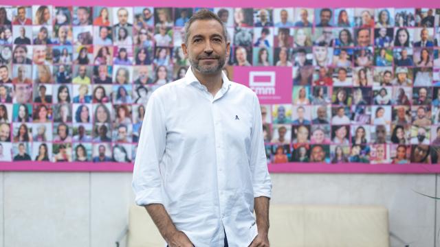 El presentador Frank Blanco en las instalaciones de CMM.