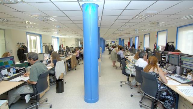 Gente trabajando en una oficina.