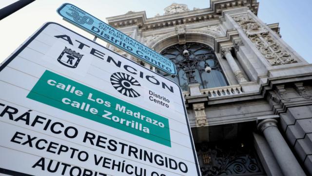Una señal de tráfico informa sobre la entrada en vigor de la Zona de Bajas Emisiones (ZBE).