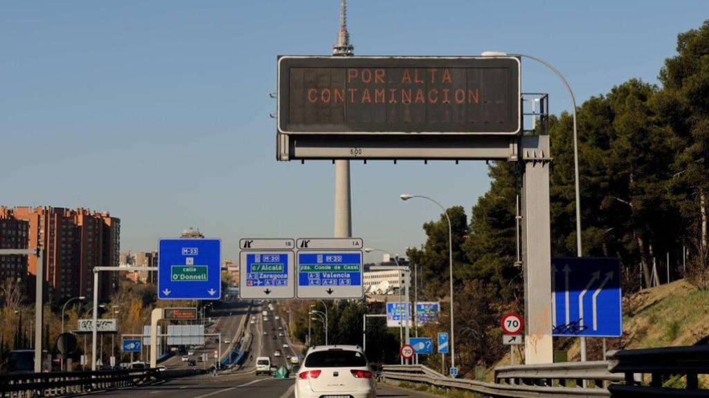 Luminoso en la M-30, en Madrid, advirtiendo sobre la M-30.