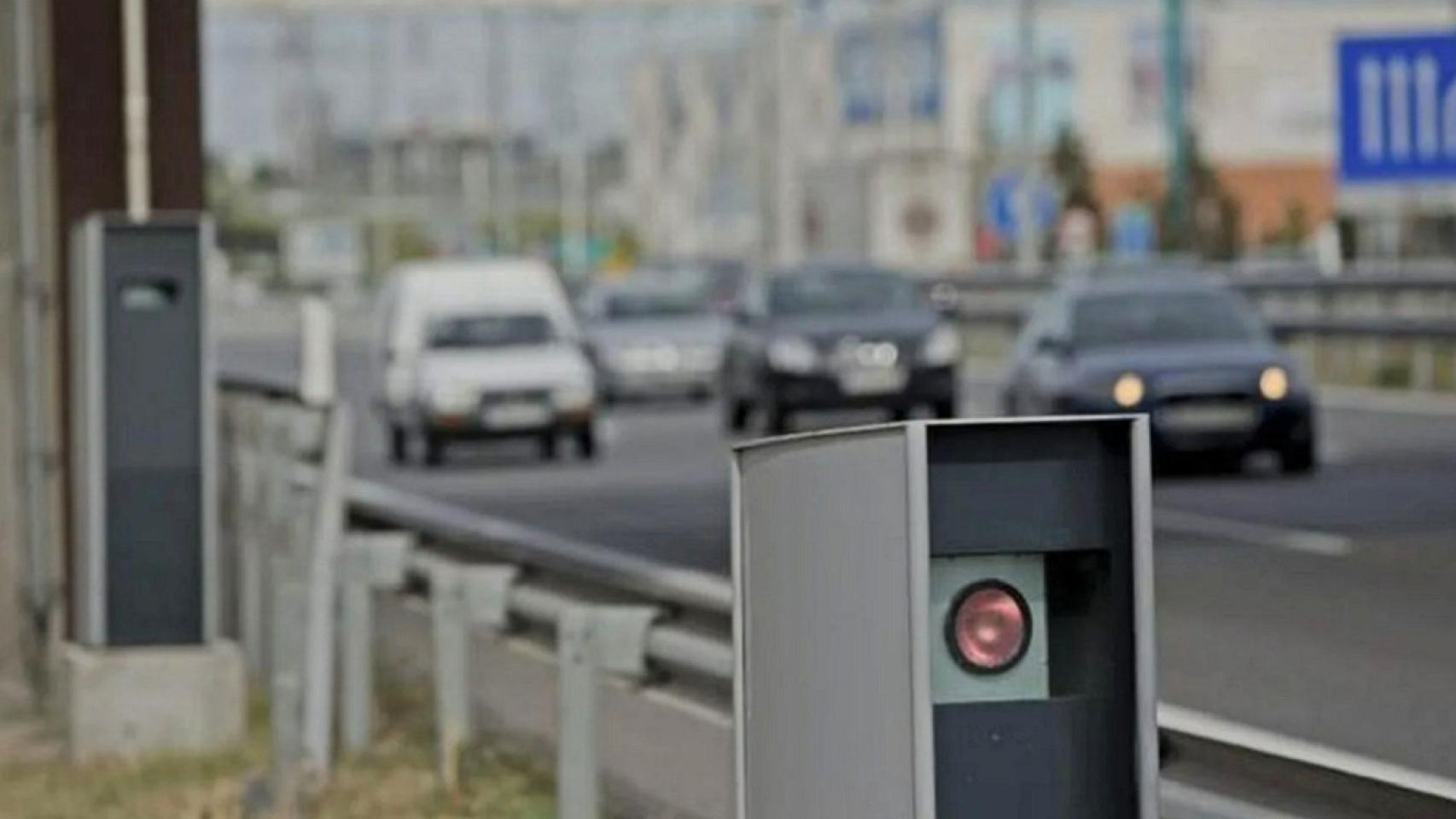 Un radar de control de velocidad.