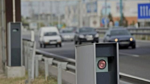 Un radar de control de velocidad.