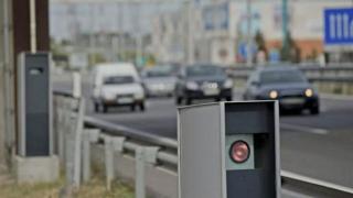 Un radar de control de velocidad.