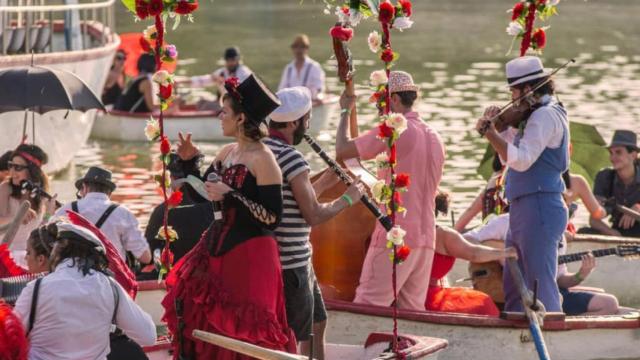 Concierto de cabaret en las barcas sobre el estanque del Parque de El Retiro.