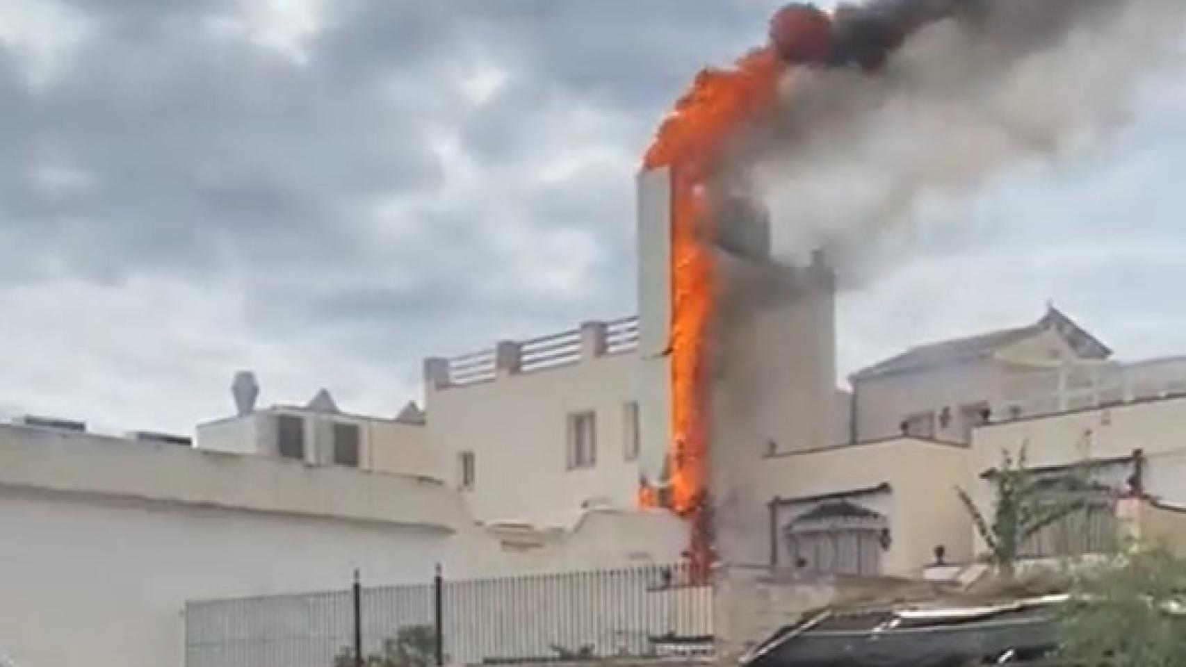 Vista del edificio incendiado en Nerja.